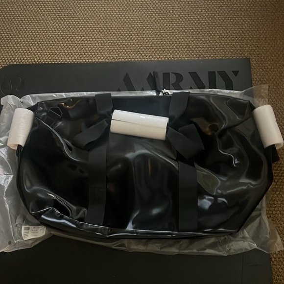 Rains Hilo Weekend Bag Small Black Patent NWT - Picture 7 of 9